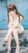 明眸似水，清纯可爱短裤妹子清新雨天街拍写真