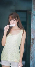 明眸似水，清纯可爱短裤妹子清新雨天街拍写真