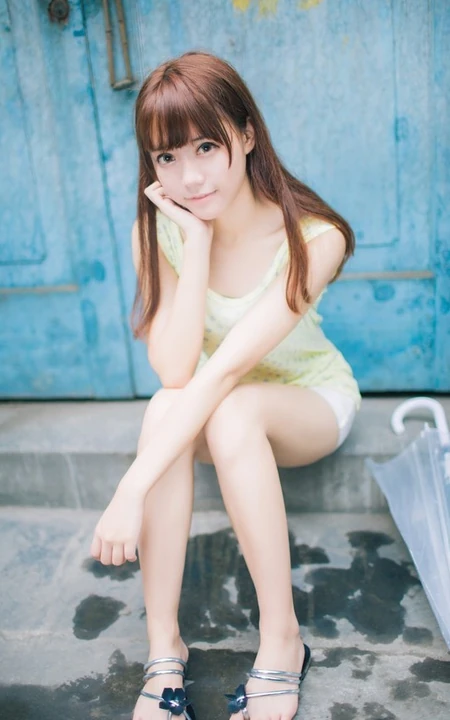 明眸似水，清纯可爱短裤妹子清新雨天街拍写真