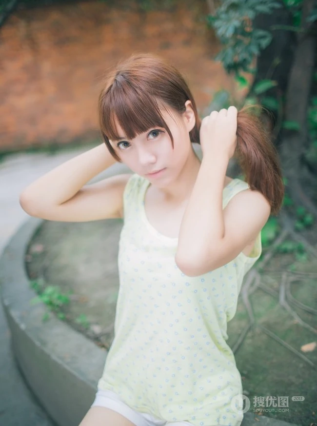 明眸似水，清纯可爱短裤妹子清新雨天街拍写真