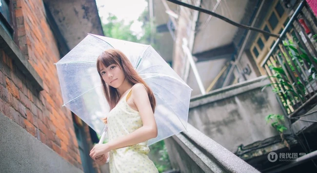 明眸似水，清纯可爱短裤妹子清新雨天街拍写真