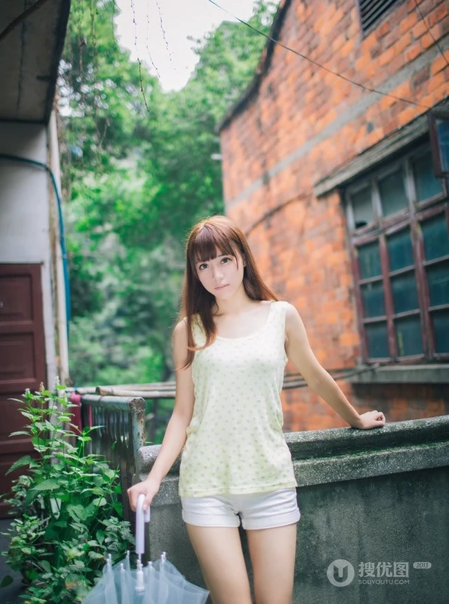 明眸似水，清纯可爱短裤妹子清新雨天街拍写真