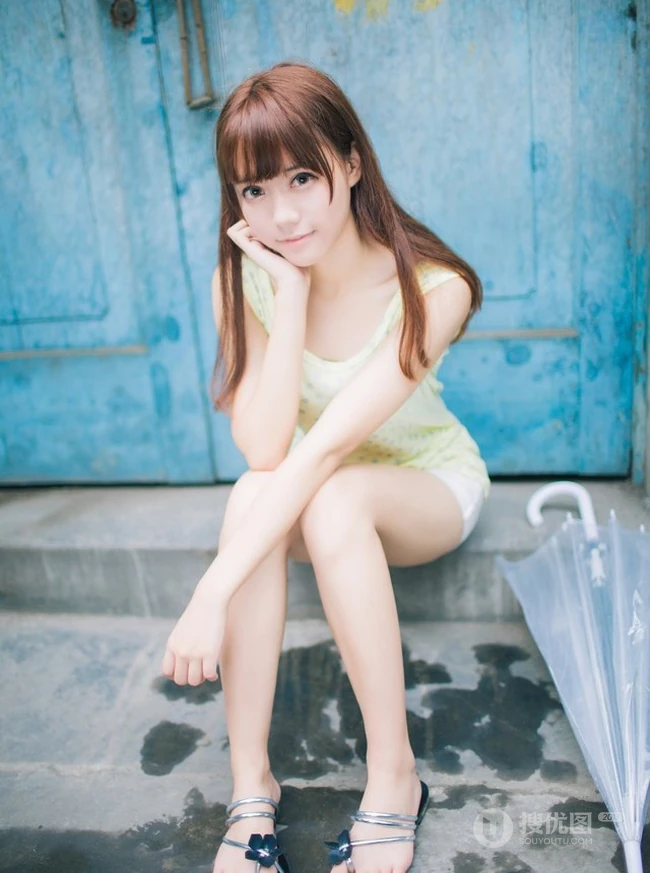 明眸似水，清纯可爱短裤妹子清新雨天街拍写真