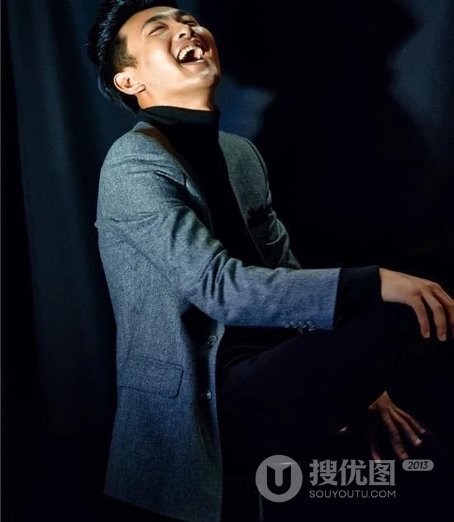 酷帅型男王彦霖时尚西装写真 表情丰富动作不羁