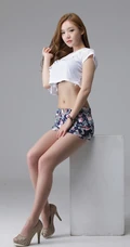韩国女生侑珍清凉高清写真 小碎花短裤线条感修长