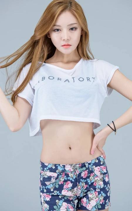 韩国女生侑珍清凉高清写真 小碎花短裤线条感修长