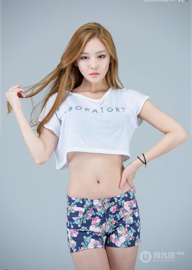 韩国女生侑珍清凉高清写真 小碎花短裤线条感修长