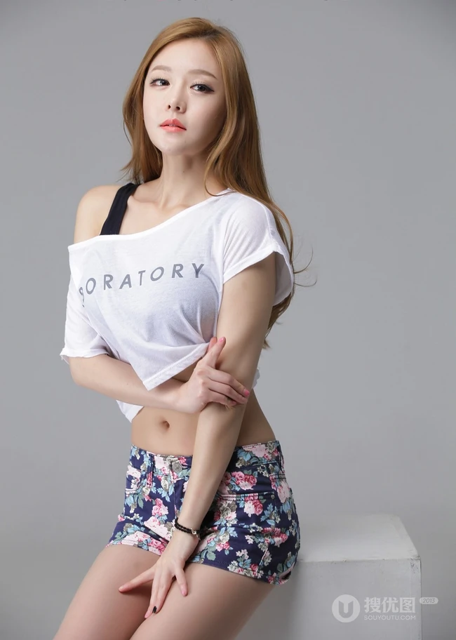 韩国女生侑珍清凉高清写真 小碎花短裤线条感修长