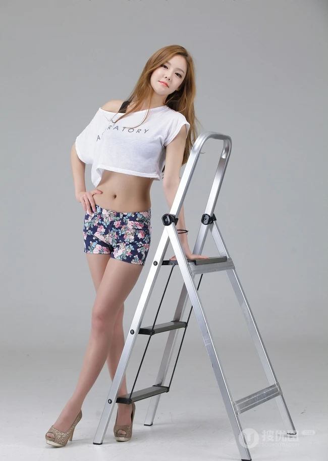 韩国女生侑珍清凉高清写真 小碎花短裤线条感修长