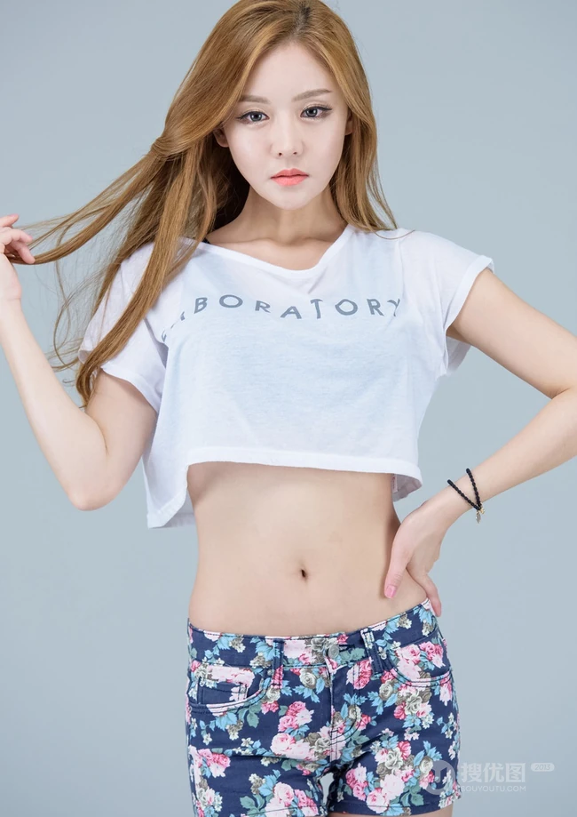 韩国女生侑珍清凉高清写真 小碎花短裤线条感修长