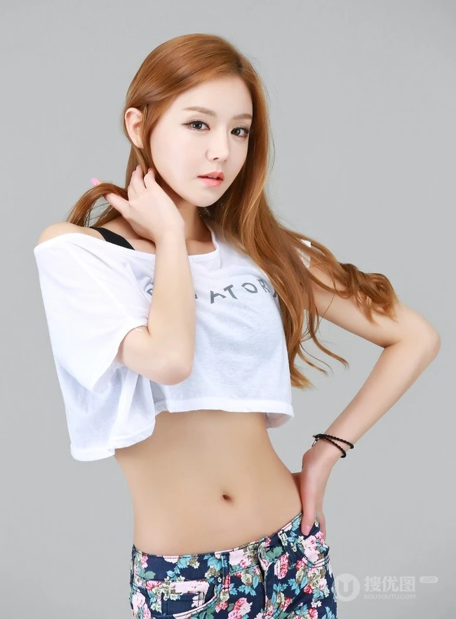 韩国女生侑珍清凉高清写真 小碎花短裤线条感修长