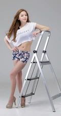 韩国女生侑珍清凉高清写真 小碎花短裤线条感修长