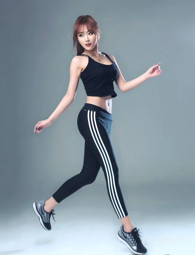 韩模敏雅高清黑色系运动写真 线条感线条动感十足