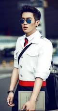 张若昀制服街拍图片 酷帅型男演绎空少魅力
