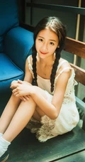 麻花辫可爱可爱女生 白色连衣裙休闲写真