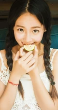 麻花辫可爱可爱女生 白色连衣裙休闲写真