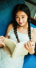 麻花辫可爱可爱女生 白色连衣裙休闲写真
