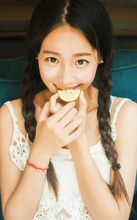 麻花辫可爱可爱女生 白色连衣裙休闲写真