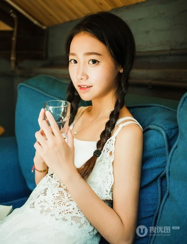 麻花辫可爱可爱女生 白色连衣裙休闲写真
