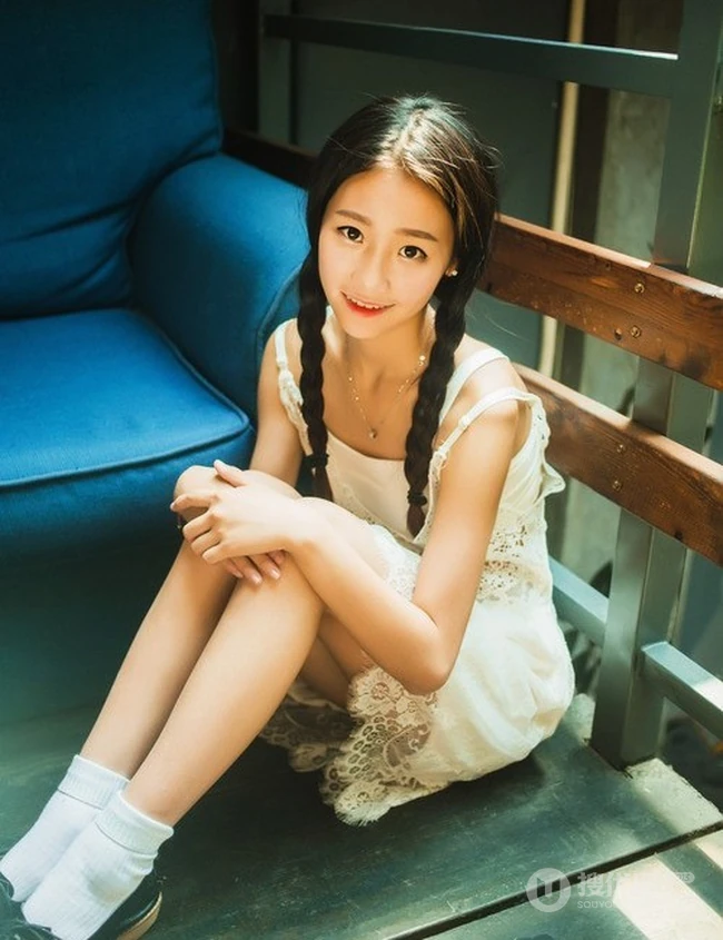 麻花辫可爱可爱女生 白色连衣裙休闲写真