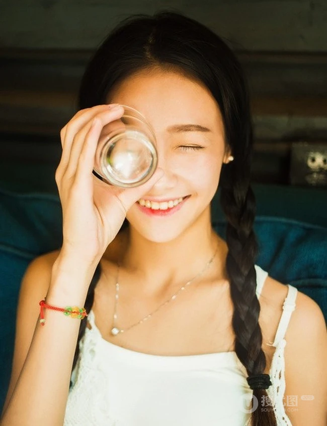 麻花辫可爱可爱女生 白色连衣裙休闲写真