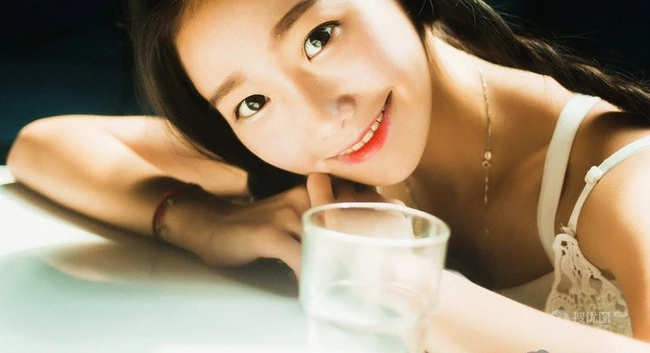 麻花辫可爱可爱女生 白色连衣裙休闲写真