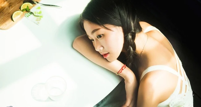 麻花辫可爱可爱女生 白色连衣裙休闲写真