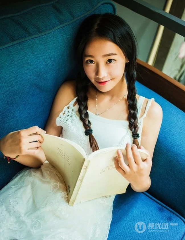 麻花辫可爱可爱女生 白色连衣裙休闲写真