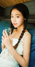 麻花辫可爱可爱女生 白色连衣裙休闲写真