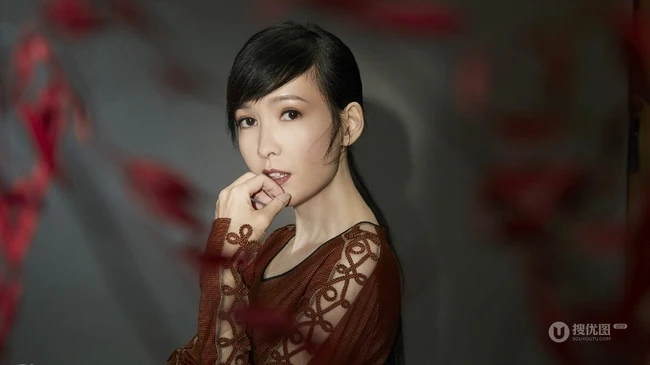周慧敏图片，周慧敏微博晒最新杂志写真图片