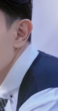 西装帅哥邓伦帅气写真，边分发型尽显型男别致优雅