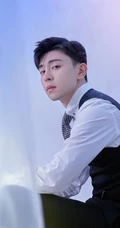 西装帅哥邓伦帅气写真，边分发型尽显型男别致优雅