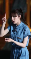 迪丽热巴双麻花辫连体装 体验《遇见天坛》节目剧照图片