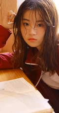湿发气质女孩制服背心加短裤居家室内线条感写真图片