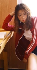 湿发气质女孩制服背心加短裤居家室内线条感写真图片