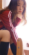 湿发气质女孩制服背心加短裤居家室内线条感写真图片