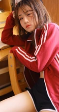 湿发气质女孩制服背心加短裤居家室内线条感写真图片