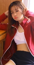 湿发气质女孩制服背心加短裤居家室内线条感写真图片