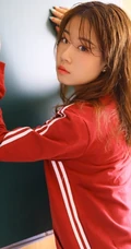 湿发气质女孩制服背心加短裤居家室内线条感写真图片