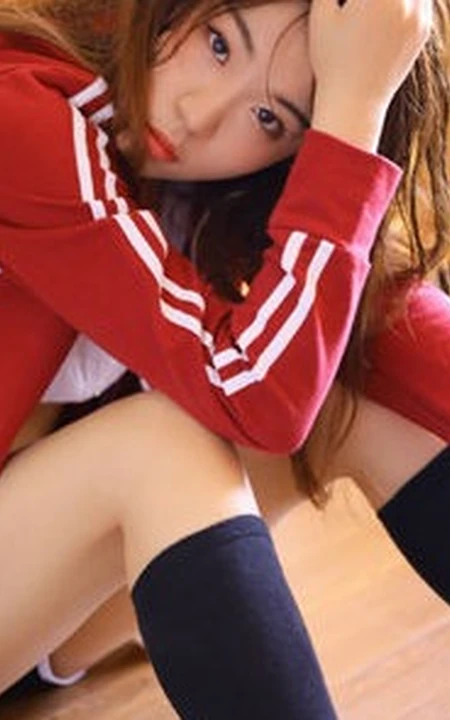 湿发气质女孩制服背心加短裤居家室内线条感写真图片