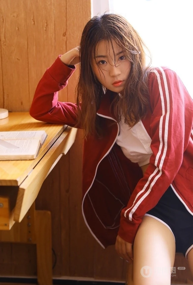 湿发气质女孩制服背心加短裤居家室内线条感写真图片
