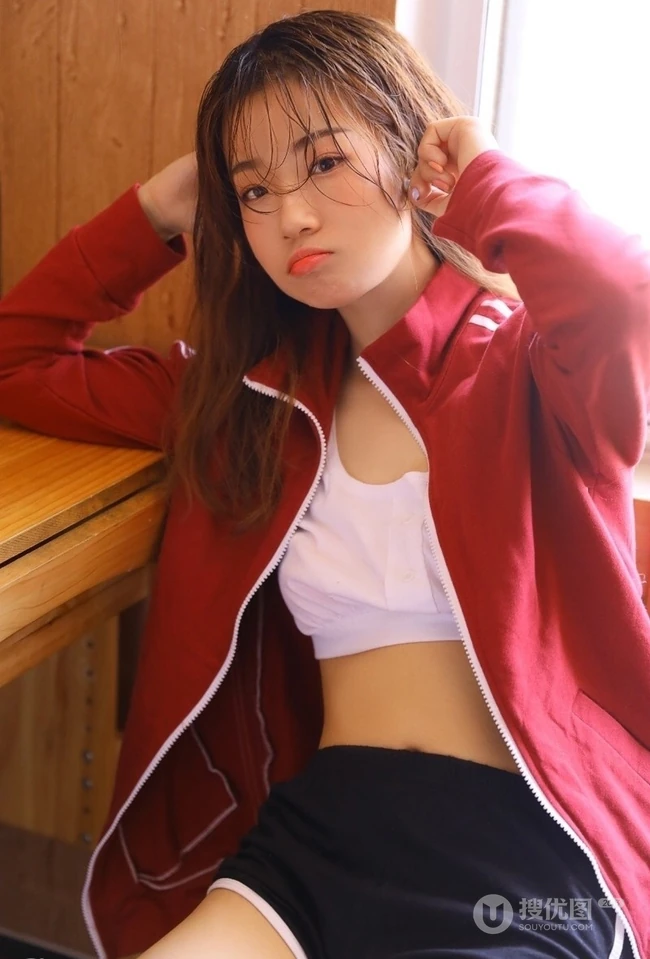 湿发气质女孩制服背心加短裤居家室内线条感写真图片