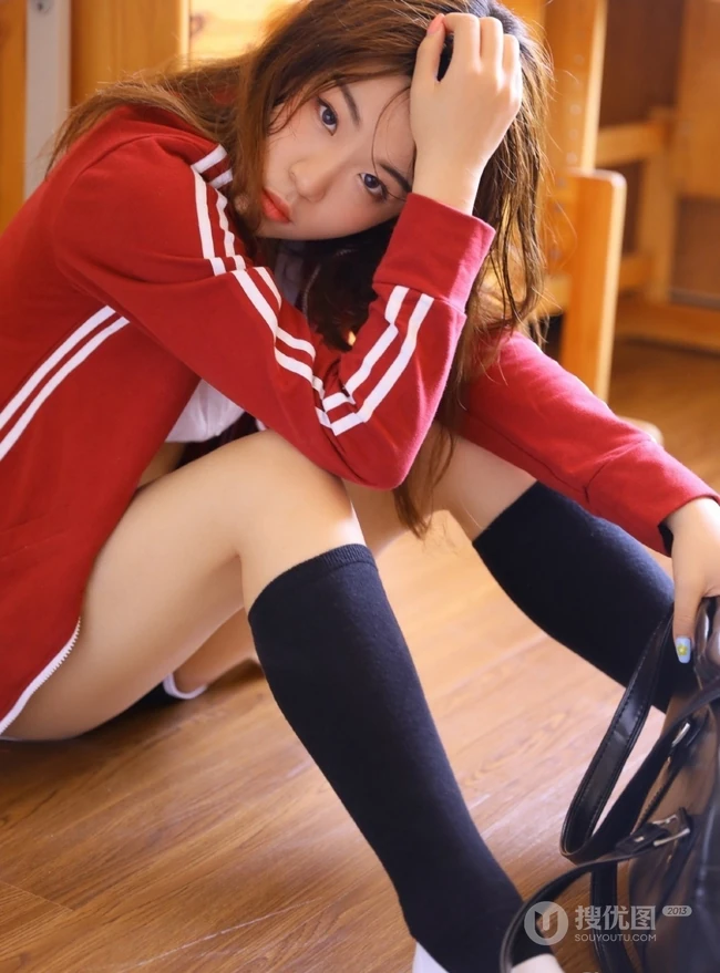 湿发气质女孩制服背心加短裤居家室内线条感写真图片