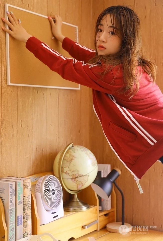 湿发气质女孩制服背心加短裤居家室内线条感写真图片