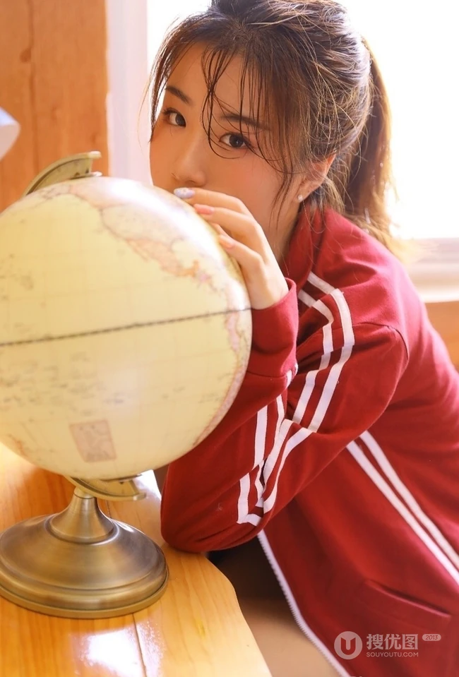 湿发气质女孩制服背心加短裤居家室内线条感写真图片