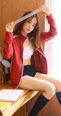 湿发气质女孩制服背心加短裤居家室内线条感写真图片