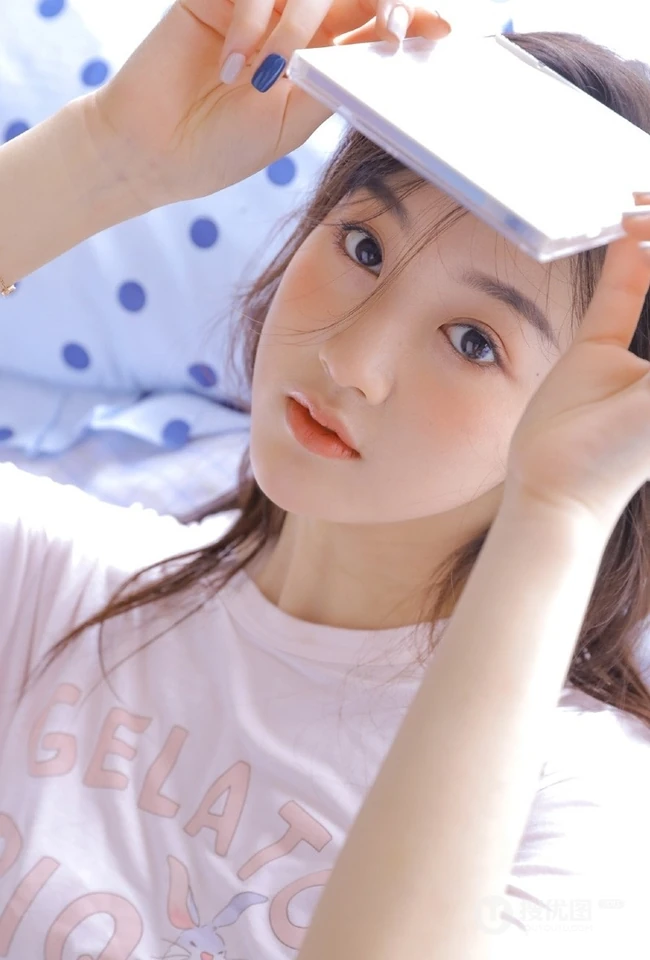 高颜值精选粉嘟嘟少女身材亮眼居家睡衣个人室内写真