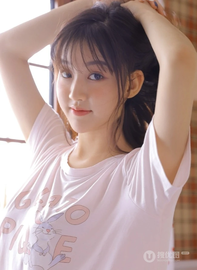 高颜值精选粉嘟嘟少女身材亮眼居家睡衣个人室内写真