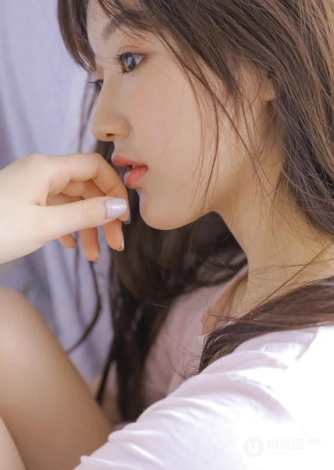 高颜值精选粉嘟嘟少女身材亮眼居家睡衣个人室内写真