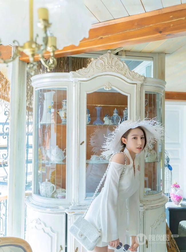 气质时尚女生LYiningLynn气质肩带连衣裙，泳装盐田写真图集